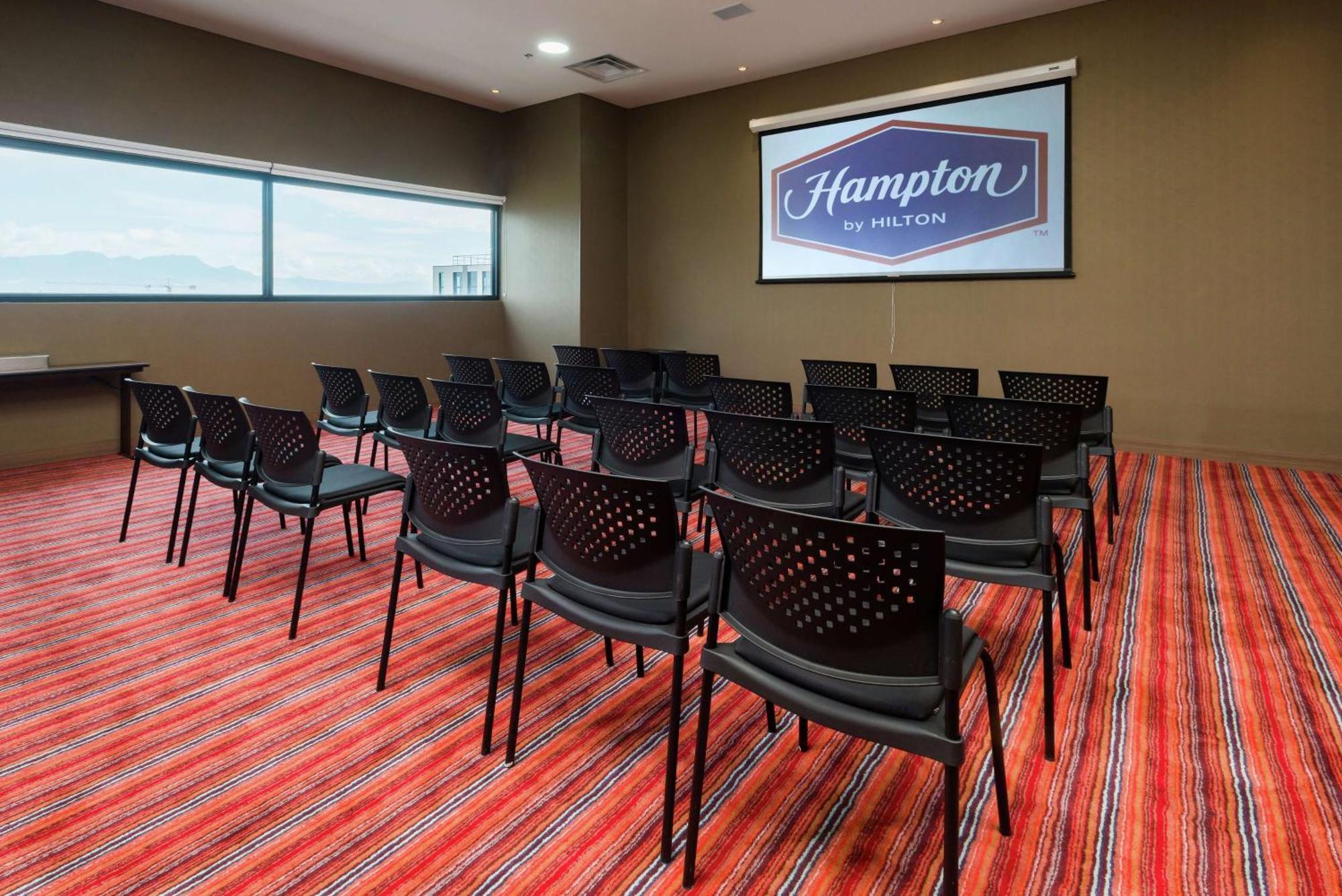 酒店 Hampton By Hilton Airport 4*